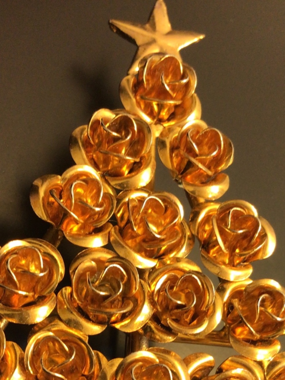Mid-century CHRISTMAS TREE OF ROSES Brooch/Pin Gold-tone Large - Picture 3 of 15